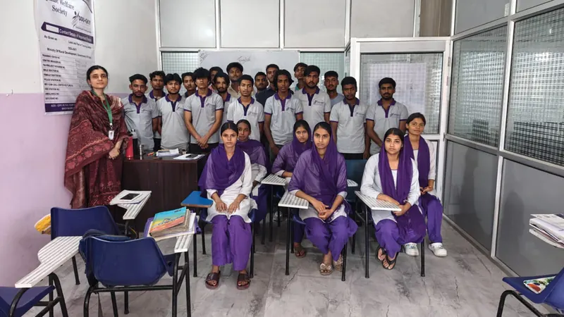 A DDU-GKY batch with their trainer in an Alphine classroom