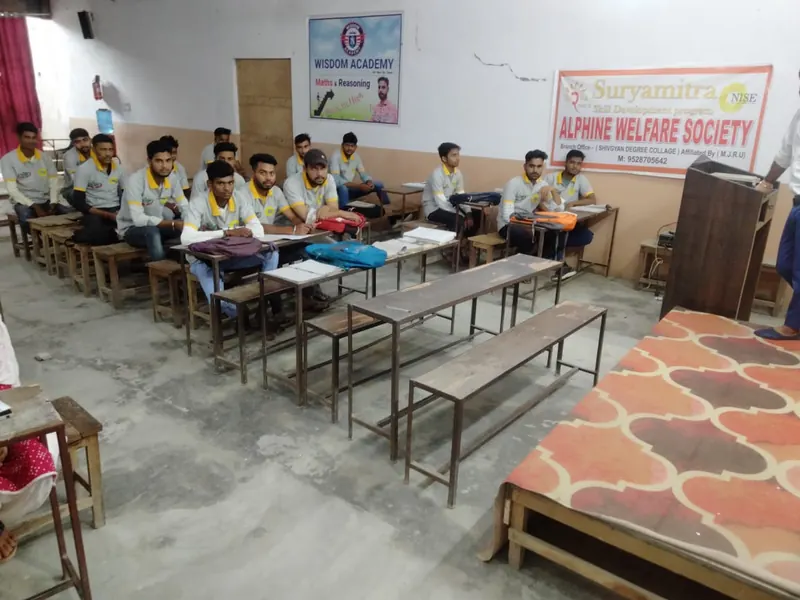 Suryamitra solar trainees in a classroom with the NISE and Alphine banner