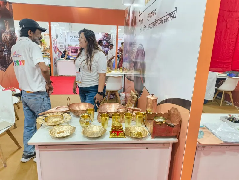 Artisans meet visitors at the stall